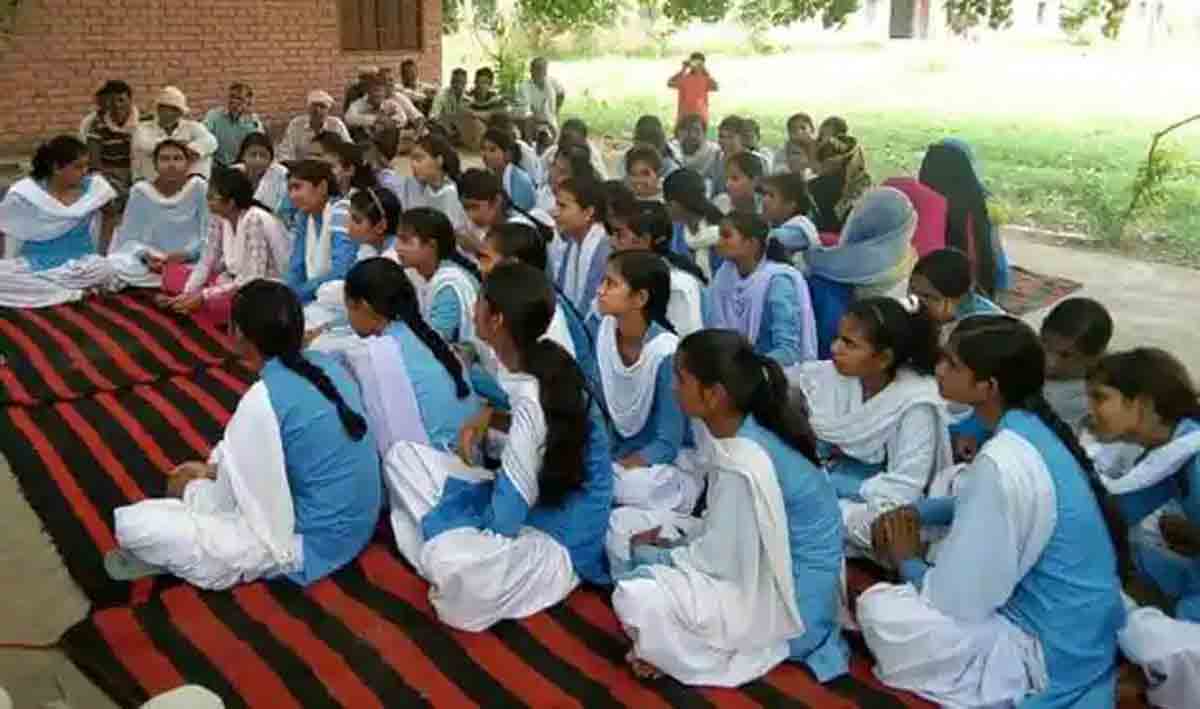 Teacher misbehaviour | అమ్మాయిలను ప్రత్యేక తరగతుల కోసం పిలిచి.. ఆ ఉపాధ్యాయుడు ఏం చేశాడంటే..