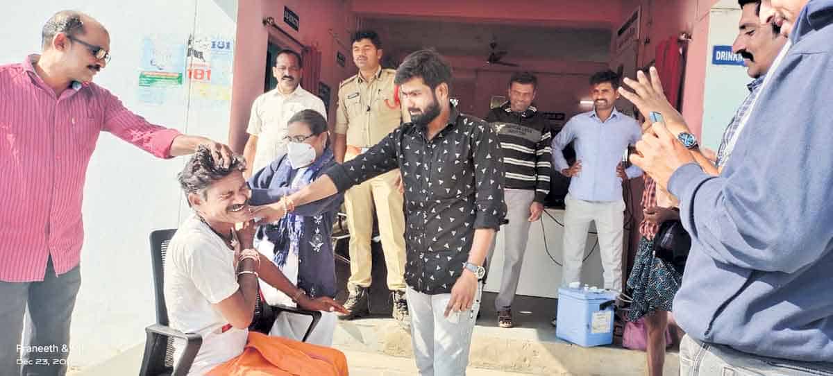 వ్యాక్సిన్‌ వేసుకోమంటే స్టేషన్‌కు వెళ్లాడు. ఎస్‌ఐ ఏంచేశాడో తెలుసా?