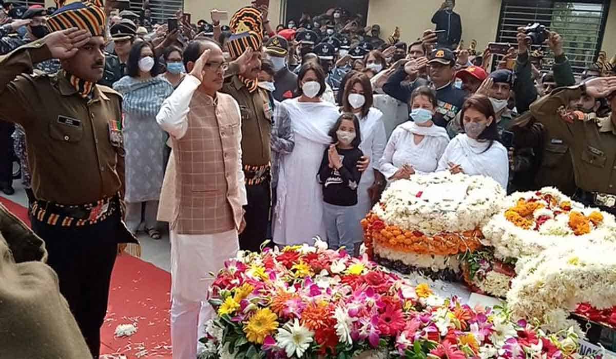 సైనిక లాంఛ‌నాల‌తో గ్రూప్ కెప్టెన్ వ‌రుణ్ సింగ్ అంత్య‌క్రియ‌లు