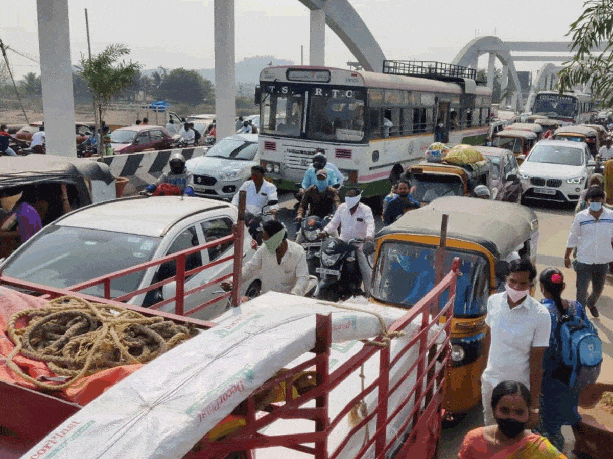 Heavy traffic jam | వేములవాడలో భారీగా ట్రాఫిక్‌ జాం