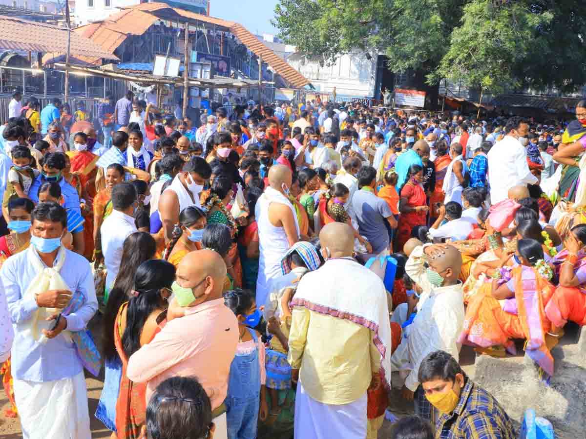 Vemulawada | వేములవాడ రాజరాజేశ్వర స్వామి ఆలయానికి పోటెత్తిన భక్తులు