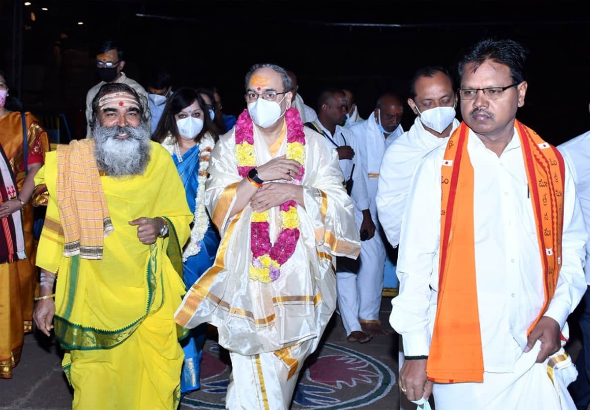 SBI chairman | శ్రీశైల మల్లన్న సన్నిధిలో ఎస్‌బిఐ చెర్మైన్‌