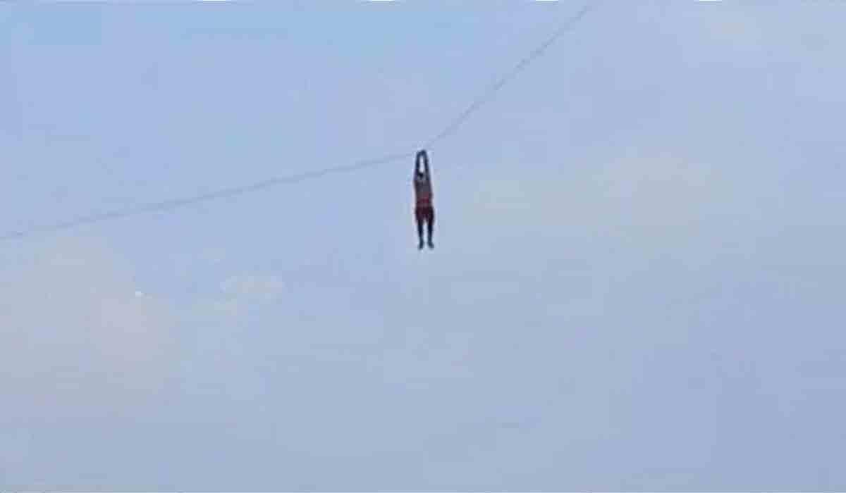 Viral | గాలిపటం ఎగరేస్తూ.. 30 అడుగుల ఎత్తులో వేలాడిన వ్యక్తి.. వీడియో వైరల్