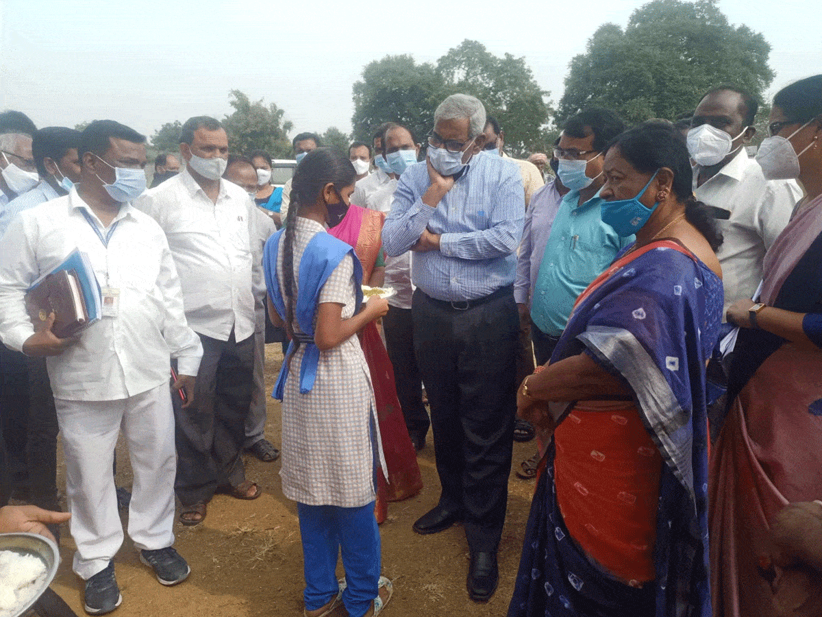గీసుగొండ ప్రభుత్వ పాఠశాలను సందర్శించిన తిరుమల్ రెడ్డి