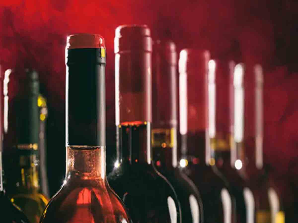 578 కార్టన్‌ల వైన్‌ మాయం.. మహిళా పోలీస్‌పై కేసు