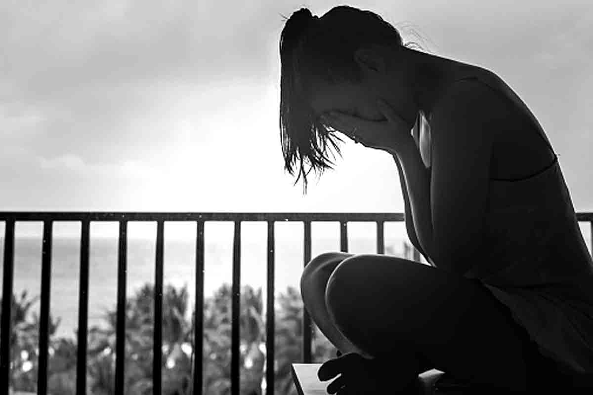 వివాహేత‌ర సంబంధం అడ్డుపెట్టుకుని మ‌హిళ‌పై అత్యాచారం