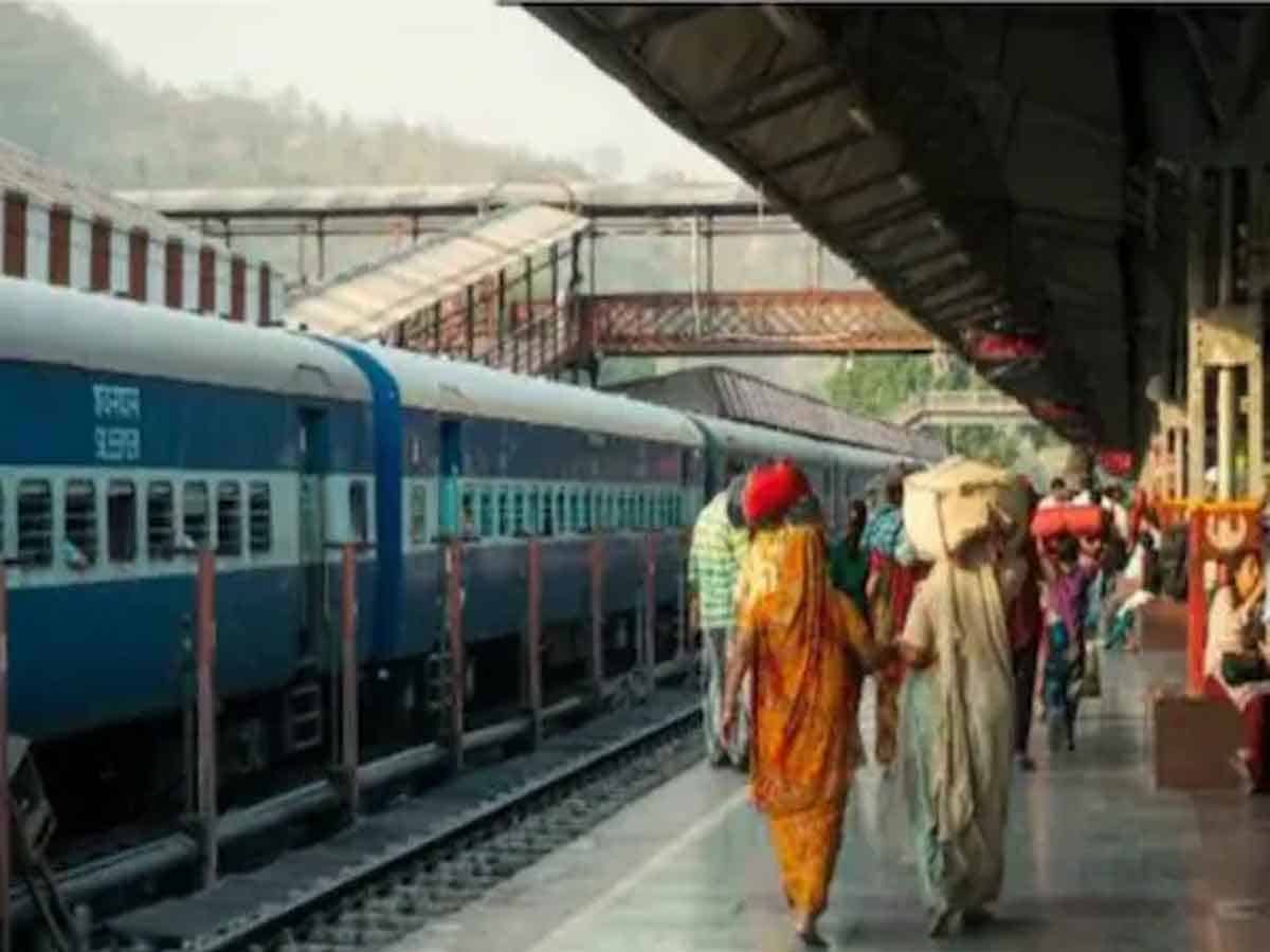 Women and Trains: రైళ్లలో దూరం ప్రయాణించే మహిళలకు రిజర్వేషన్లు