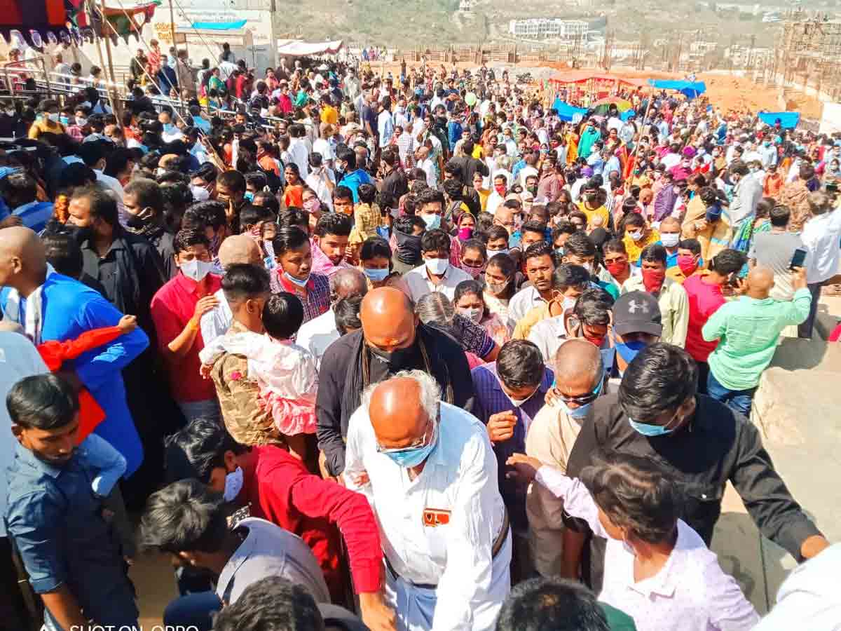 Yadadri temple | యాదాద్రిలో భక్తుల కోలాహలం..