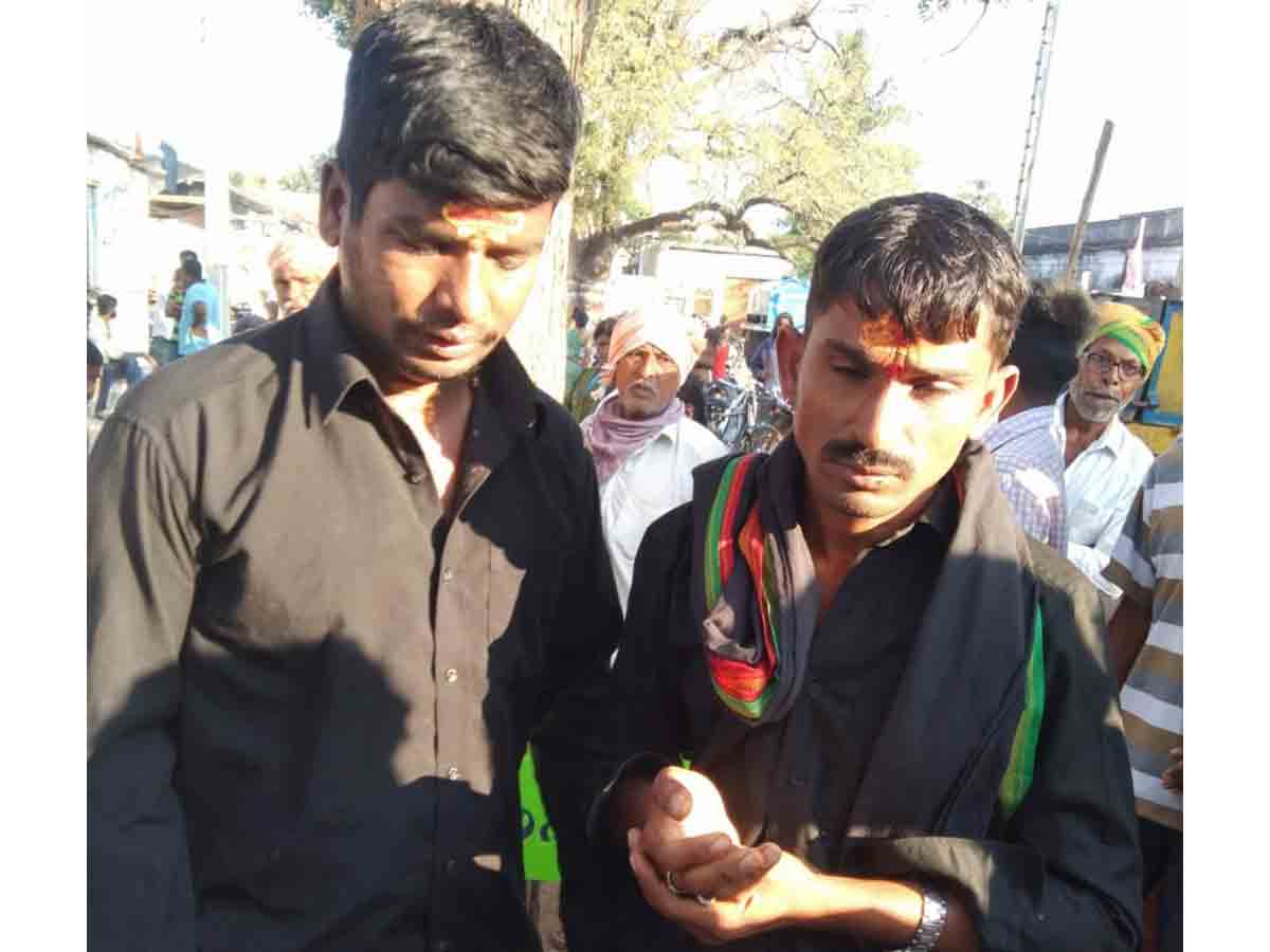 అయ్యప్ప మాలధారణతో దొంగతనాలు..దేహశుద్ధి చేసిన గ్రామస్తులు