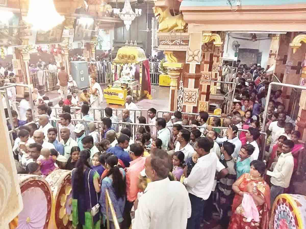 రాష్ట్ర‌వ్యాప్తంగా ప్ర‌ముఖ ఆల‌యాల్లో భ‌క్తుల ర‌ద్దీ.. సెల‌వురోజు కావ‌డంతో భారీగా త‌ర‌లివ‌చ్చిన‌ భ‌క్తులు