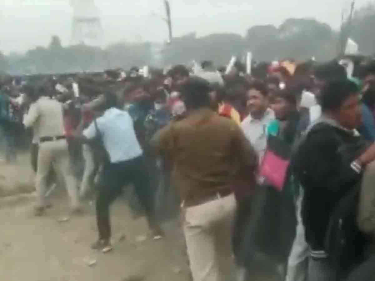 పశ్చిమ బెంగాల్‌లో నిరుద్యోగ యువతను చితకబాదిన పోలీసులు