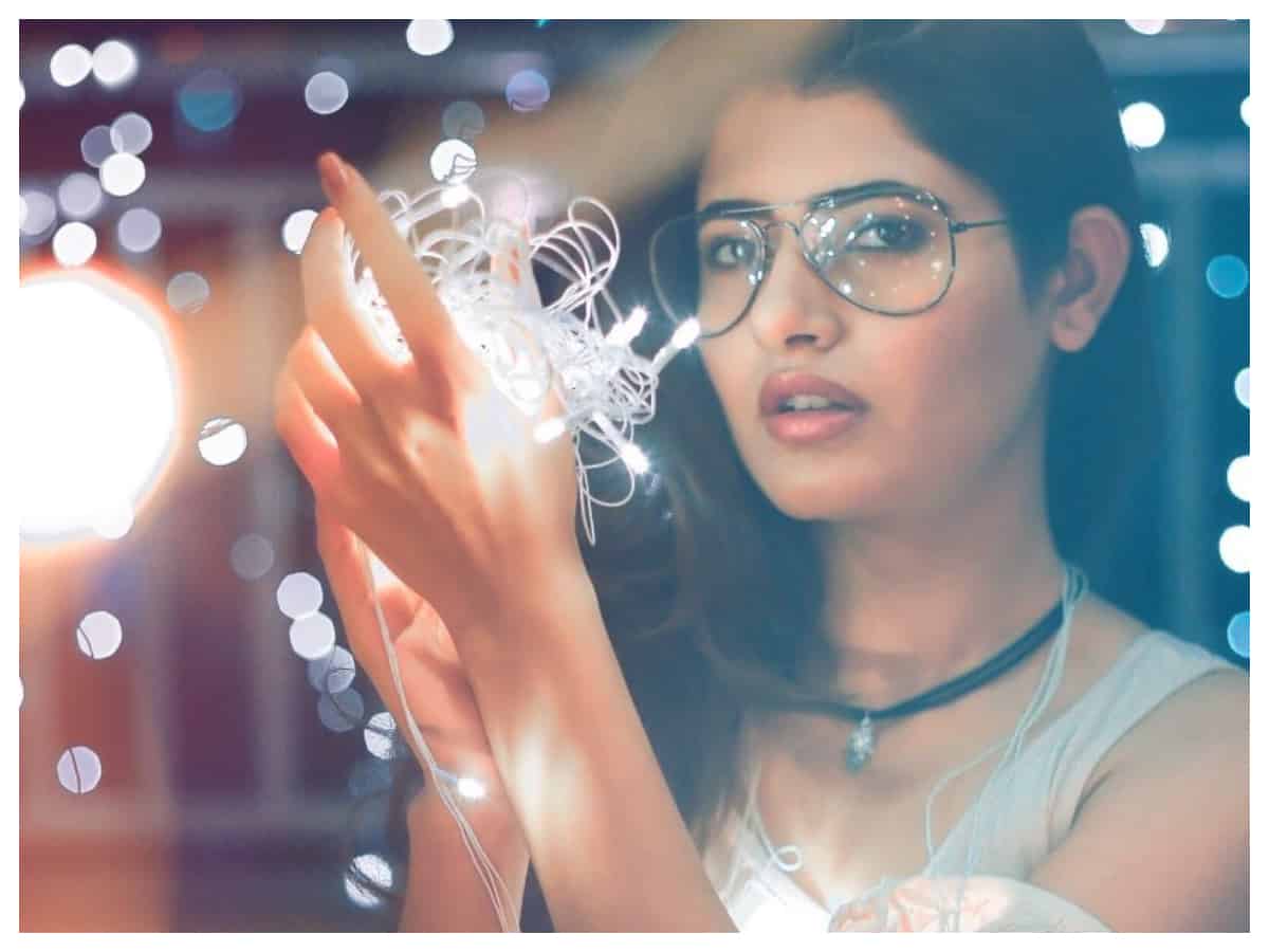 Ashima Narwal | క్యూట్ లుక్స్‌తో మతిపోగొడుతున్న ఆషిమా నార్వల్ ..