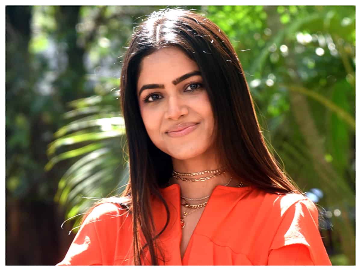 Drishika Chander | ఆరెంజ్ డ్రెస్‌లో దృషిక చందర్‌..