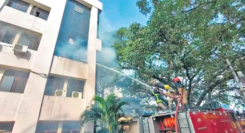 మిట్ట మధ్యాహ్నం.. మూడో అంతస్తులో..