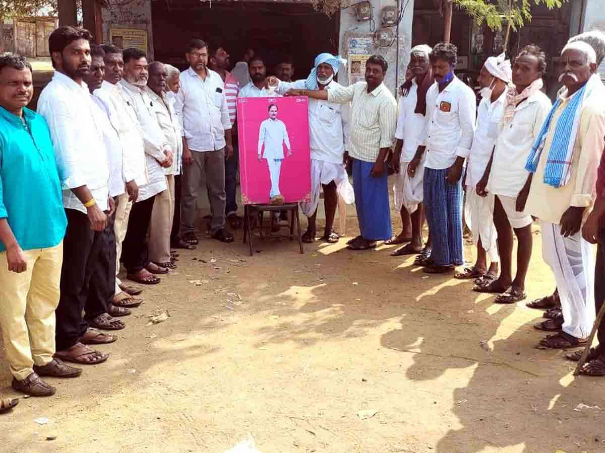 CMKCR : సీఎం కేసీఆర్‌ చిత్రపటానికి క్షీరాభిషేకం..