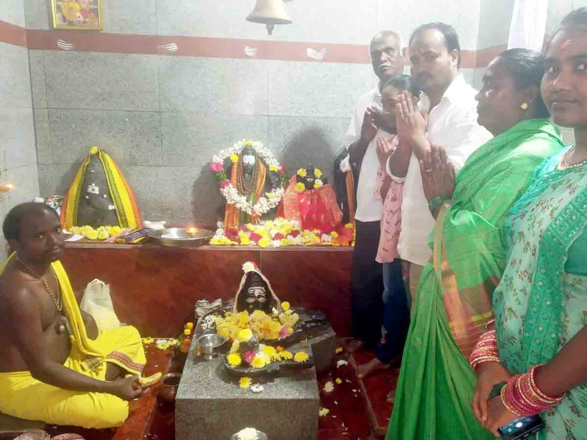 Rangareddy : ఆలయాల్లో భక్తుల రద్దీ.. కేకులు కట్‌ చేసిన పర్యాటకులు..