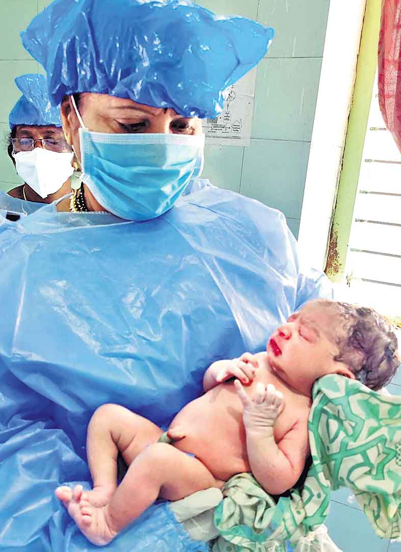 కరోనా ఉన్నా పురుడు పోశారు