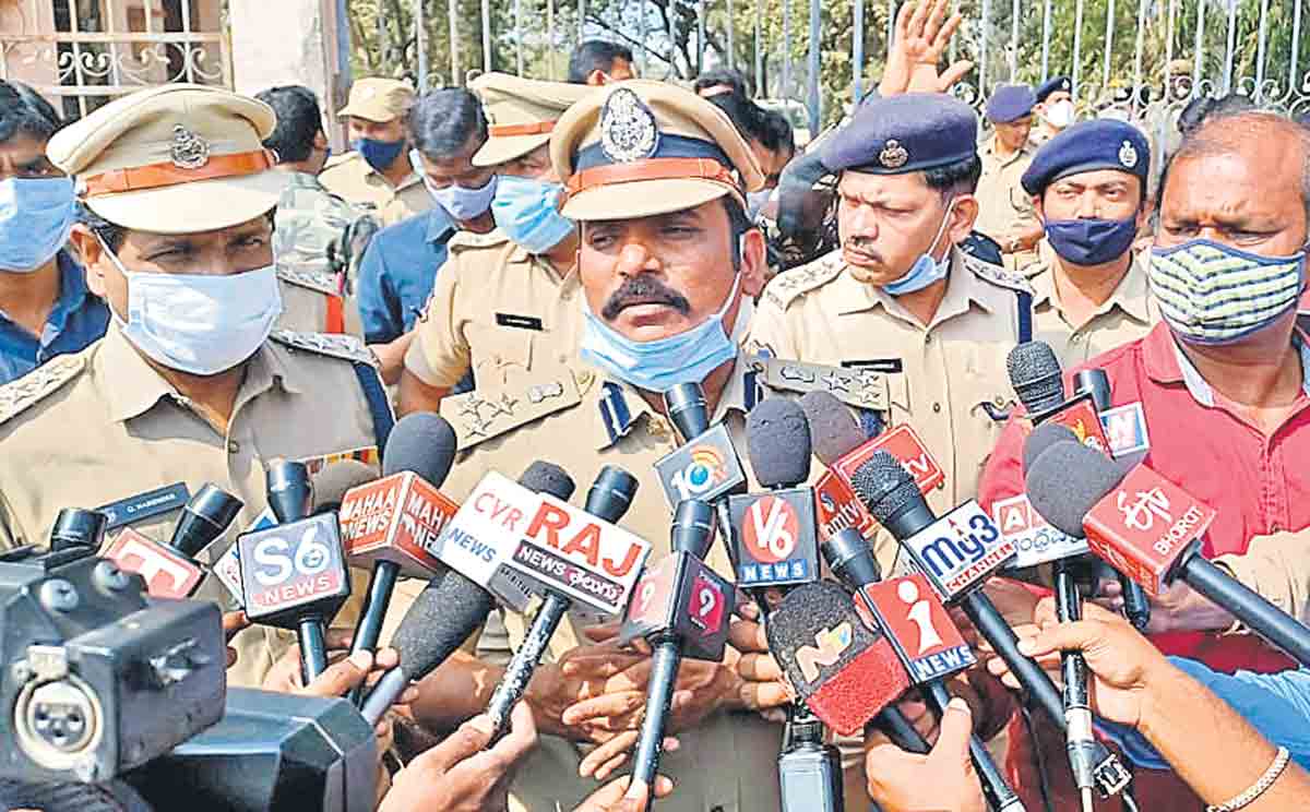 పోలీసులపైనే బండి దాడి చేశారు