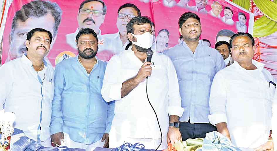 దళితబాంధవుడు సీఎం కేసీఆర్‌