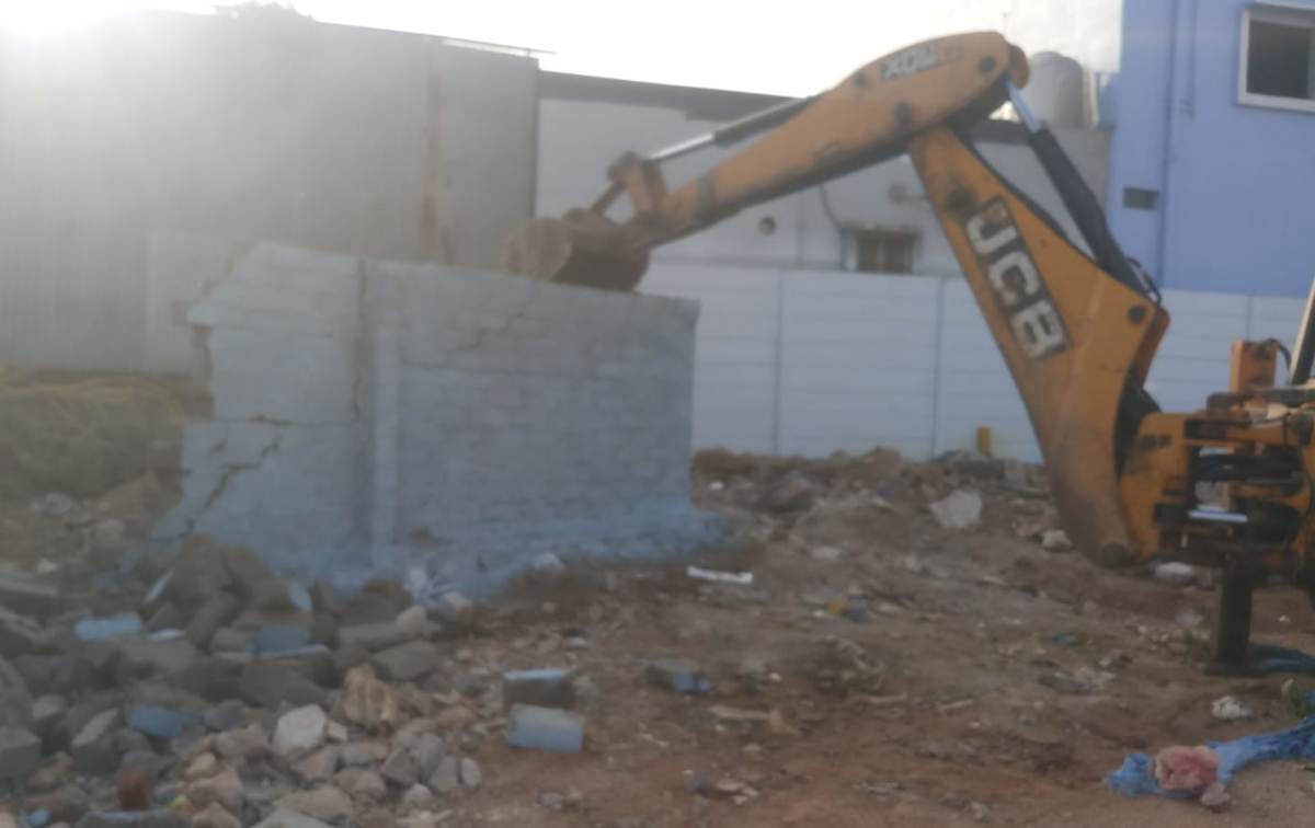 Musi buffer zone | అత్తాపూర్ మూసీ బఫర్‌జోన్‌లో నిర్మాణాల కూల్చివేత..