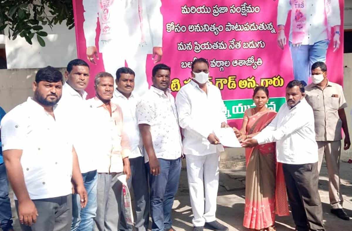 Cm relief fund | లబ్ధిదారులకు సీఎం సహాయనిధి చెక్కుల పంపిణీ