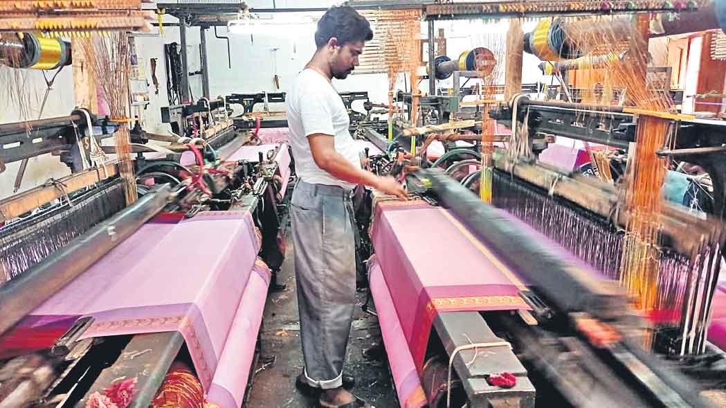 నాలుగు నెలల ముందే 350 కోట్ల చీరల ఆర్డర్లు