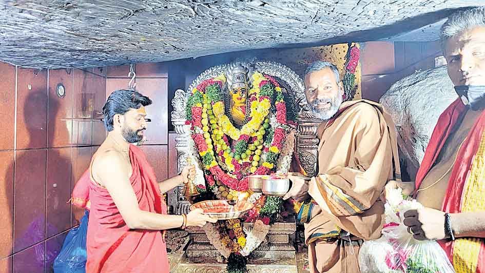 వనదుర్గాభవానీకి ప్రత్యేక పూజలు