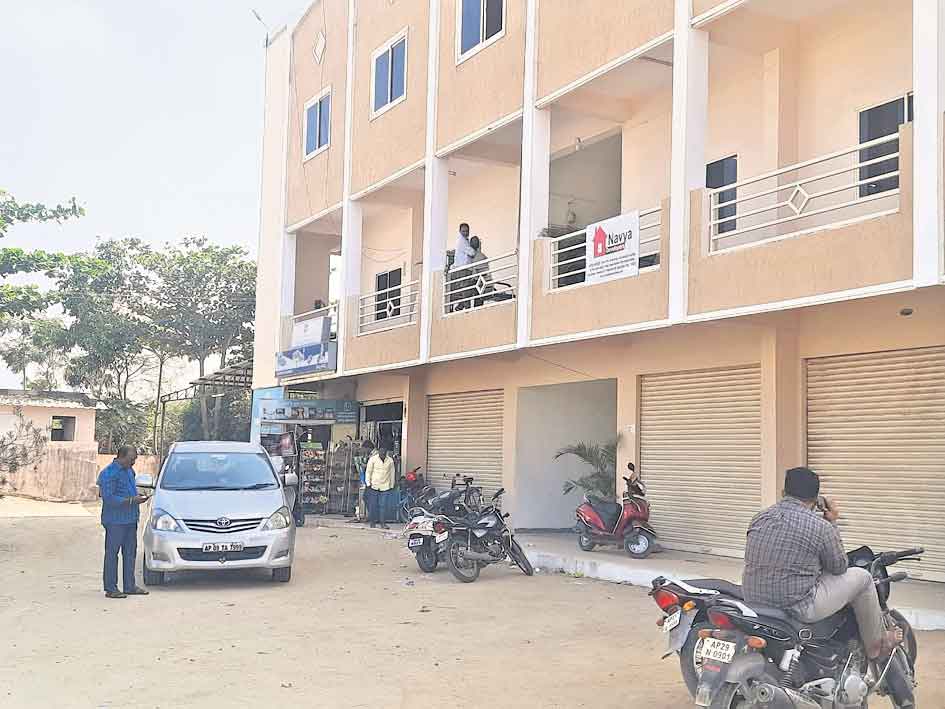 రియల్‌ ఎస్టేట్‌ సంస్థపై కొనసాగుతున్న ఐటీ దాడులు