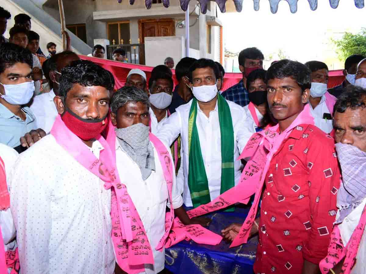 TRS : టీఆర్‌ఎస్‌లో చేరిన కాంగ్రెస్ కార్యకర్తలు..