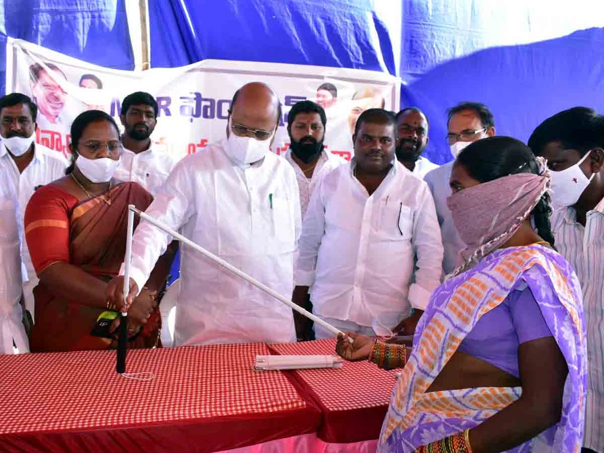 MKR Foundation : దివ్యాంగులకు కృత్రిమ అవయవాలు..