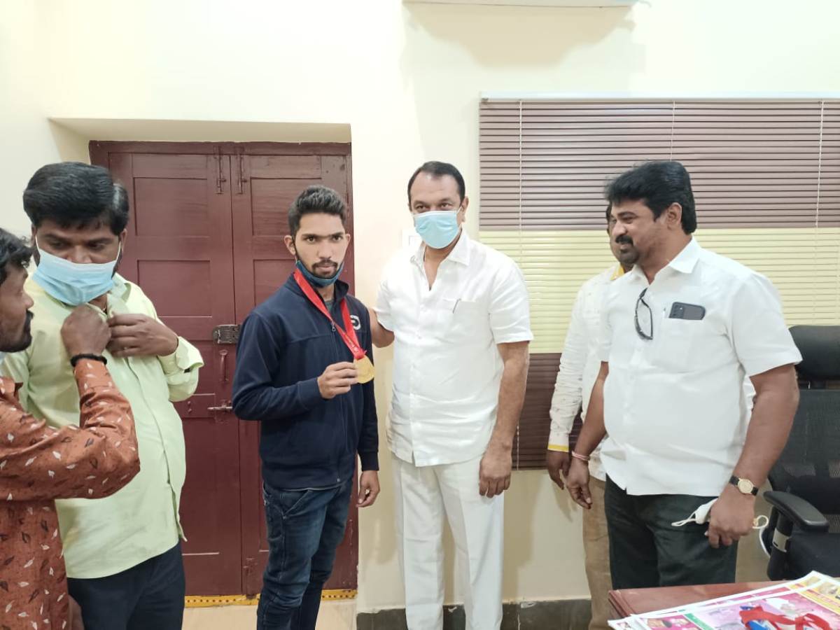 Running race | క్రీడల్లో యువకులు ఉత్తమంగా రాణించాలి : దేవిరెడ్డి సుధీర్‌రెడ్డి