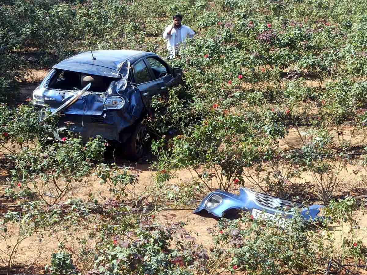 Crime : కుక్కను తప్పించబోయి.. పల్టీకొట్టిన కారు