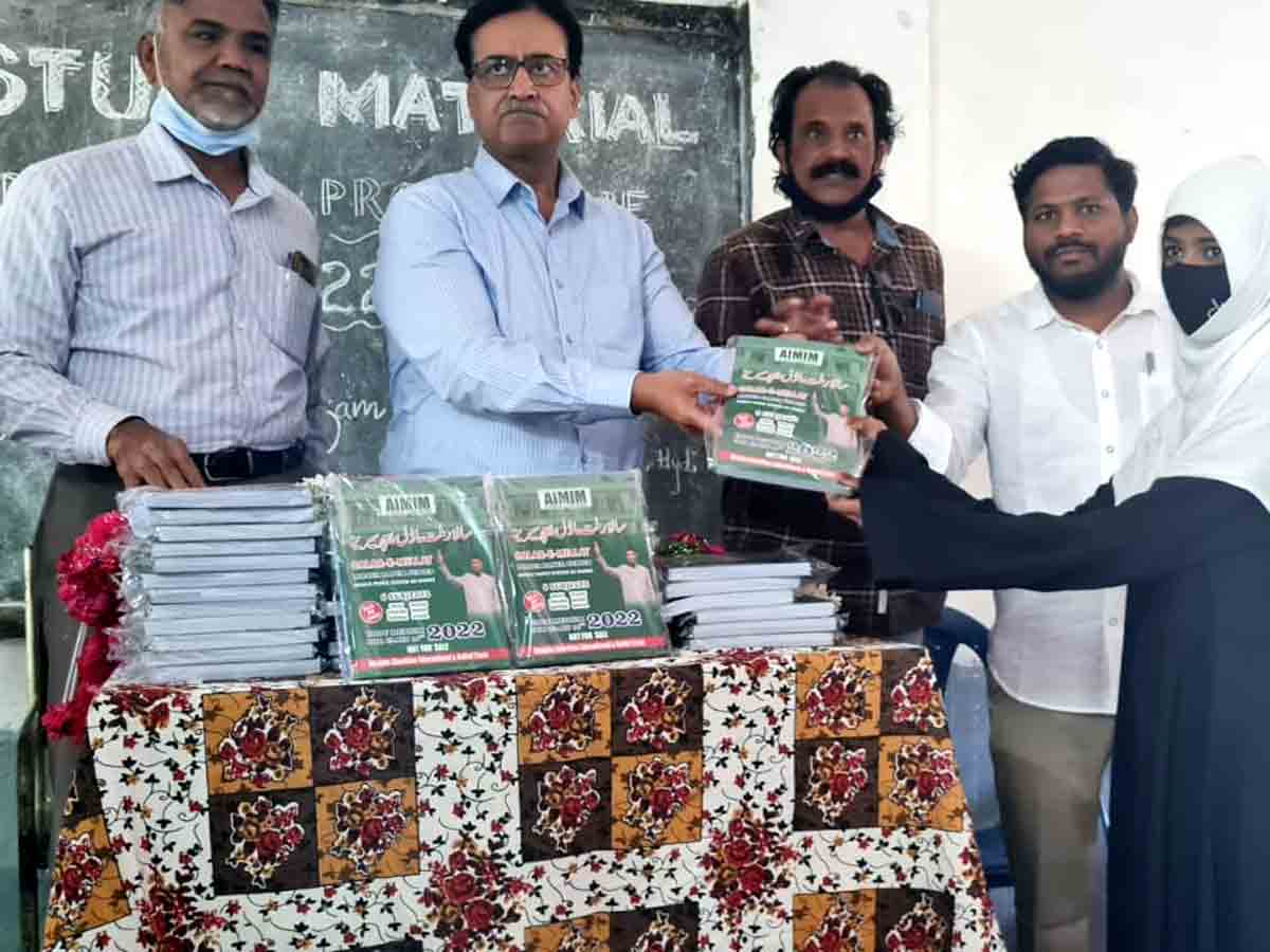 distribution : విద్యార్థులు బాగా చదివి ఉత్తీర్ణులవ్వాలి.. ఎమ్మెల్యే మోజోబ్‌ఖాన్‌