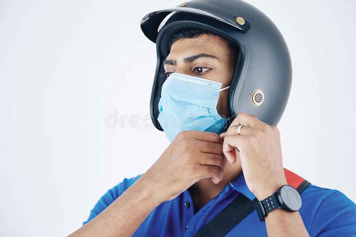 హెల్మెట్‌ ధరించినా.. బటన్‌ పెట్టుకోలె..