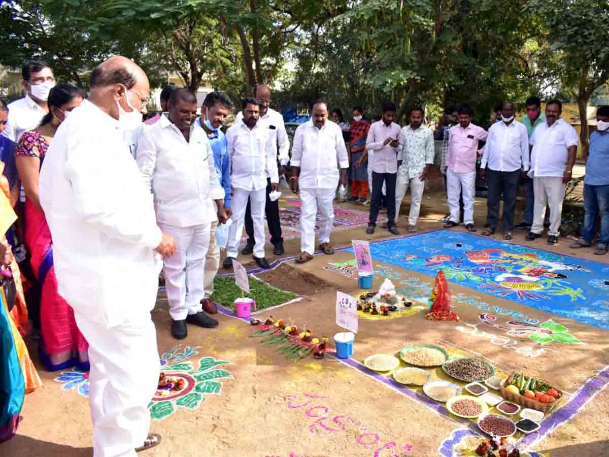 Ibrahimpatnam : పెద్ద ఎత్తున ముగ్గుల పోటీలు, ముఖ్యమంత్రికి పాలాభిషేకాలు..