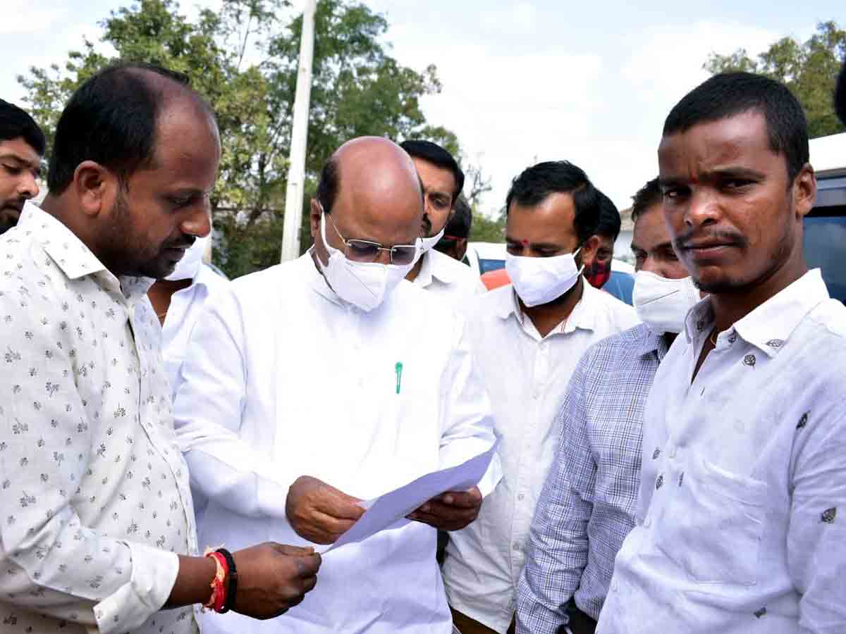 Ibrahimpatnam : ఊరకుక్కల దాడిలో గొర్రెలు మృతి..