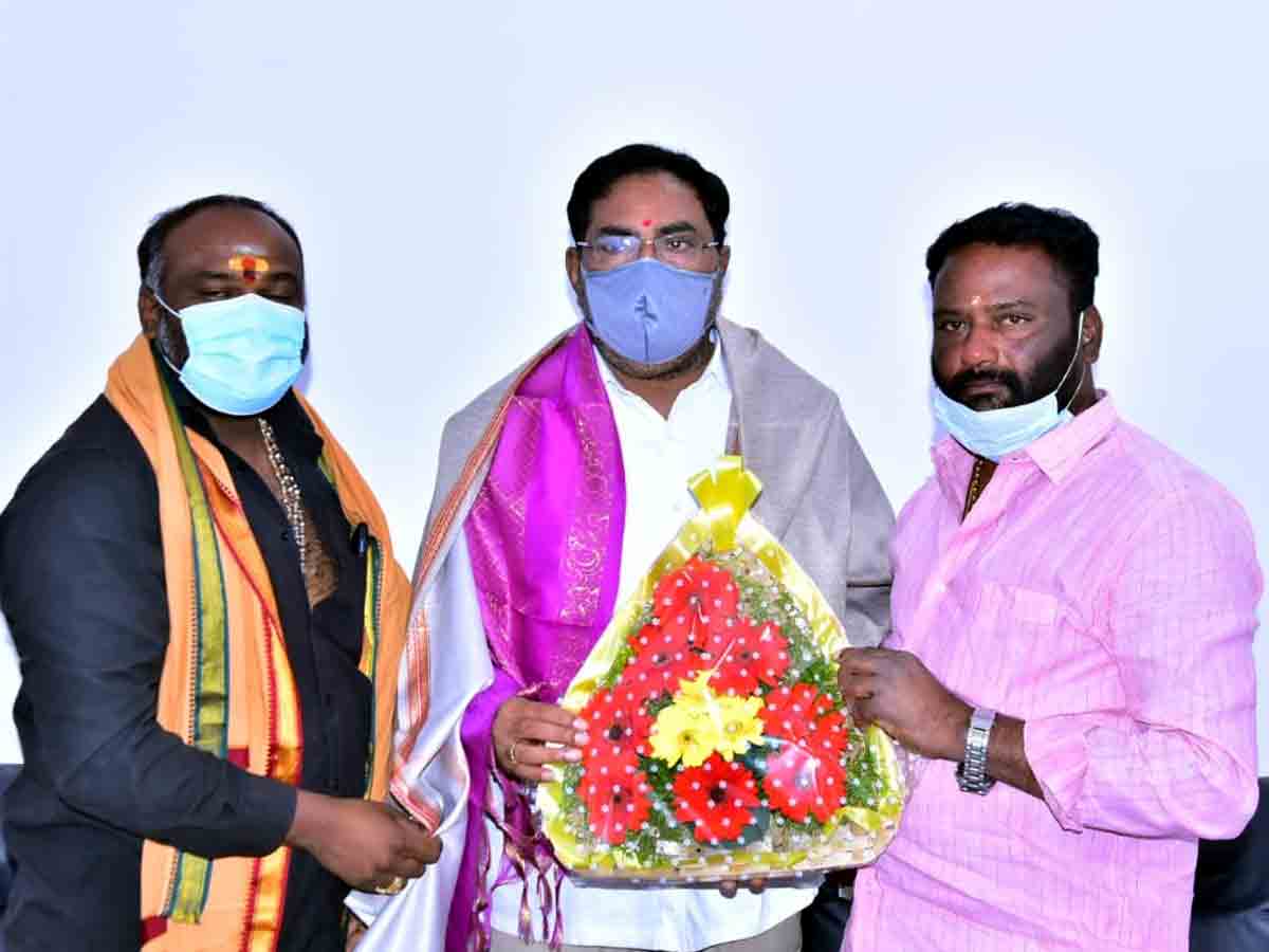 Rangareddy : రోడ్డు విస్తరణ పనులు చేపట్టాలని మంత్రి ఎరబెల్లికి వినతి..