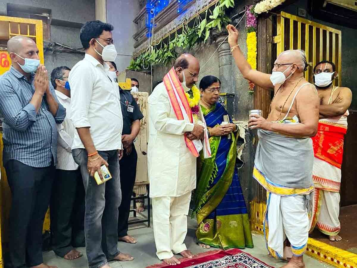 Ibrahimpatnam : యాదాద్రి లక్ష్మీనర్సింహ స్వామిని దర్శించుకున్న ఎమ్మెల్యే దంపతులు..