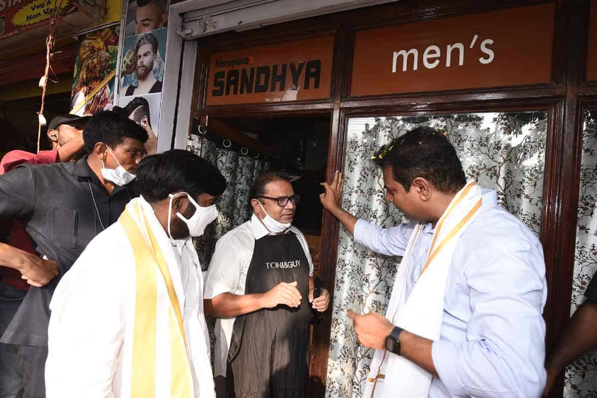 పరిశీలిస్తూ.. ఆత్మీయంగా పలుకరిస్తూ..