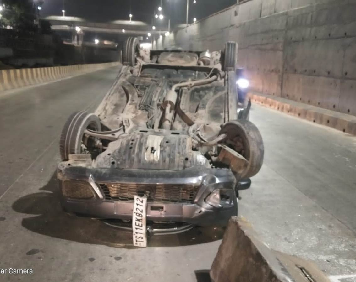 Drunk and drive | మ‌ద్యం మ‌త్తులో కారు న‌డిపి..డివైడ‌ర్ ను ఢీకొట్టి..