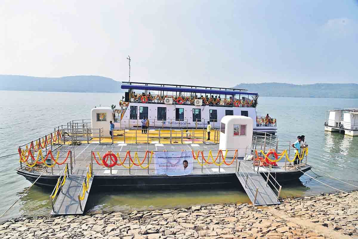 టూరిస్టుల్లో స్థానికులే ఎక్కువ