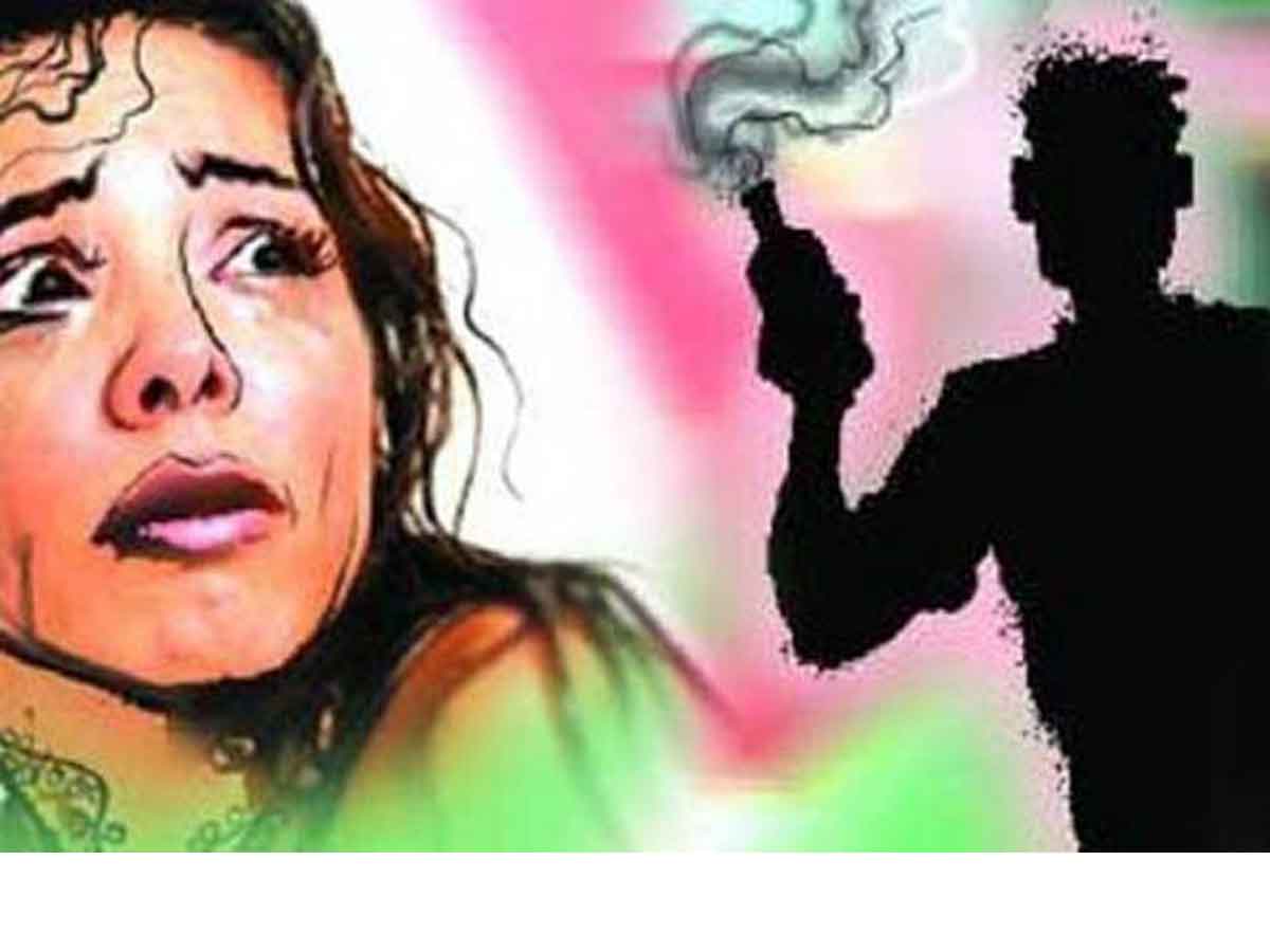 గుంటూరు జిల్లాలో మహిళపై యాసిడ్‌ దాడి..