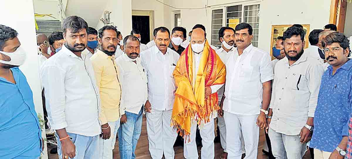 టీఆర్‌ఎస్‌ జిల్లా అధ్యక్షుడికి ఘన సన్మానం