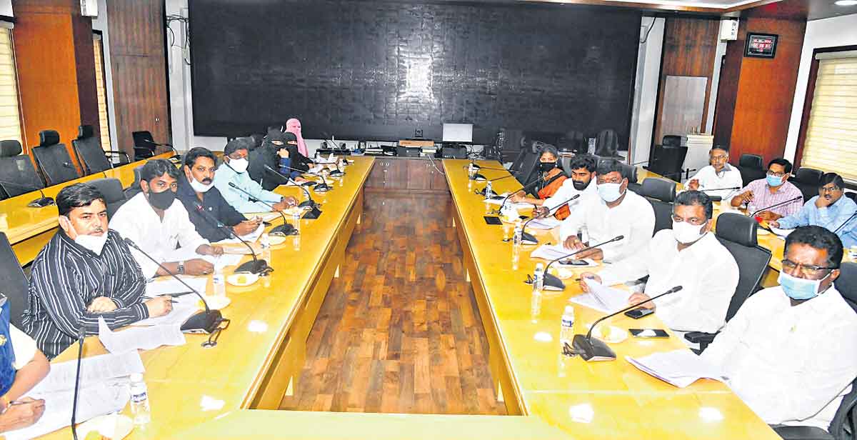 తీర్మానాలకు ఆమోద ముద్ర