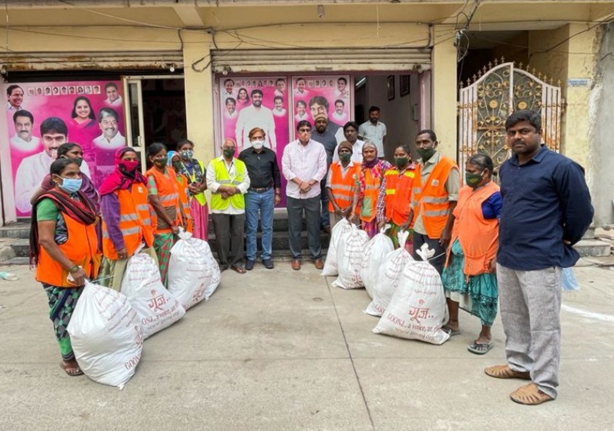 Winter kits | పారిశుద్ధ్య విభాగం కార్మికులకు వింటర్‌ కిట్లు అందజేత