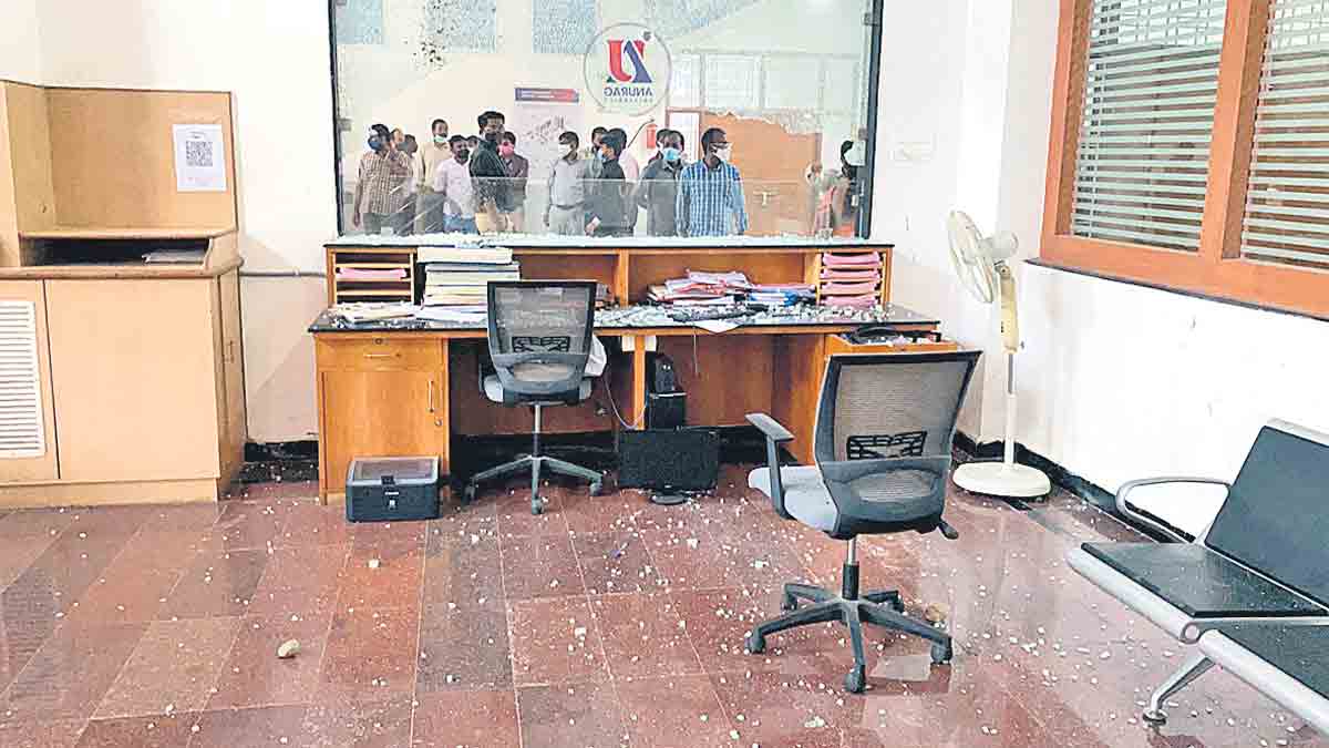 అనురాగ్‌ వర్సిటీపై ఏబీవీపీ కార్యకర్తల దాడి