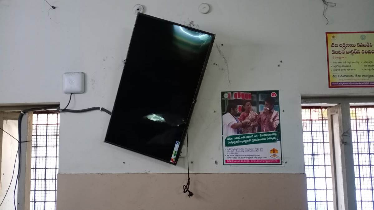 Theft on phc | ప్రాథ‌మిక ఆరోగ్య కేంద్రంలో దొంగలు పడ్డారు