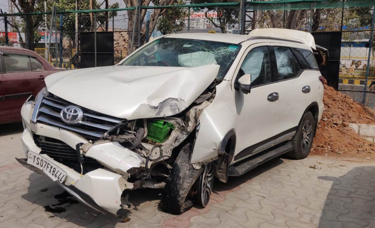 Car overturned|  ఫైనాన్షియల్ డిస్ట్రిక్ట్ లో ప‌ల్టీకొట్టిన కారు