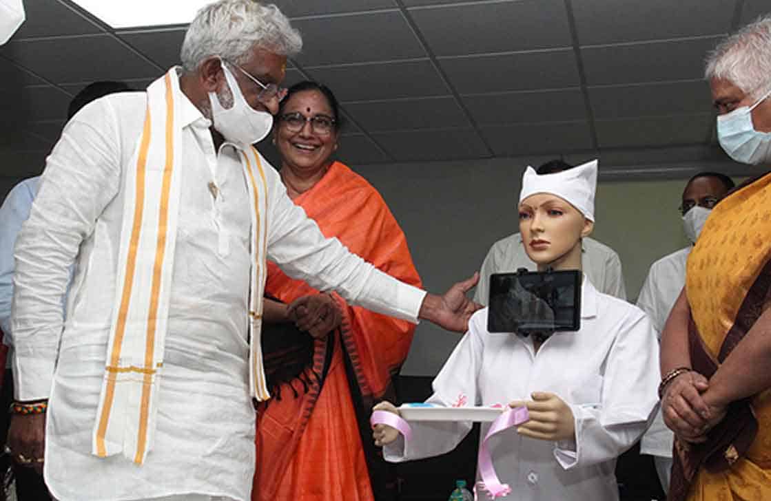 తిరుపతి స్విమ్స్‌కు రోబో బహూకరణ..