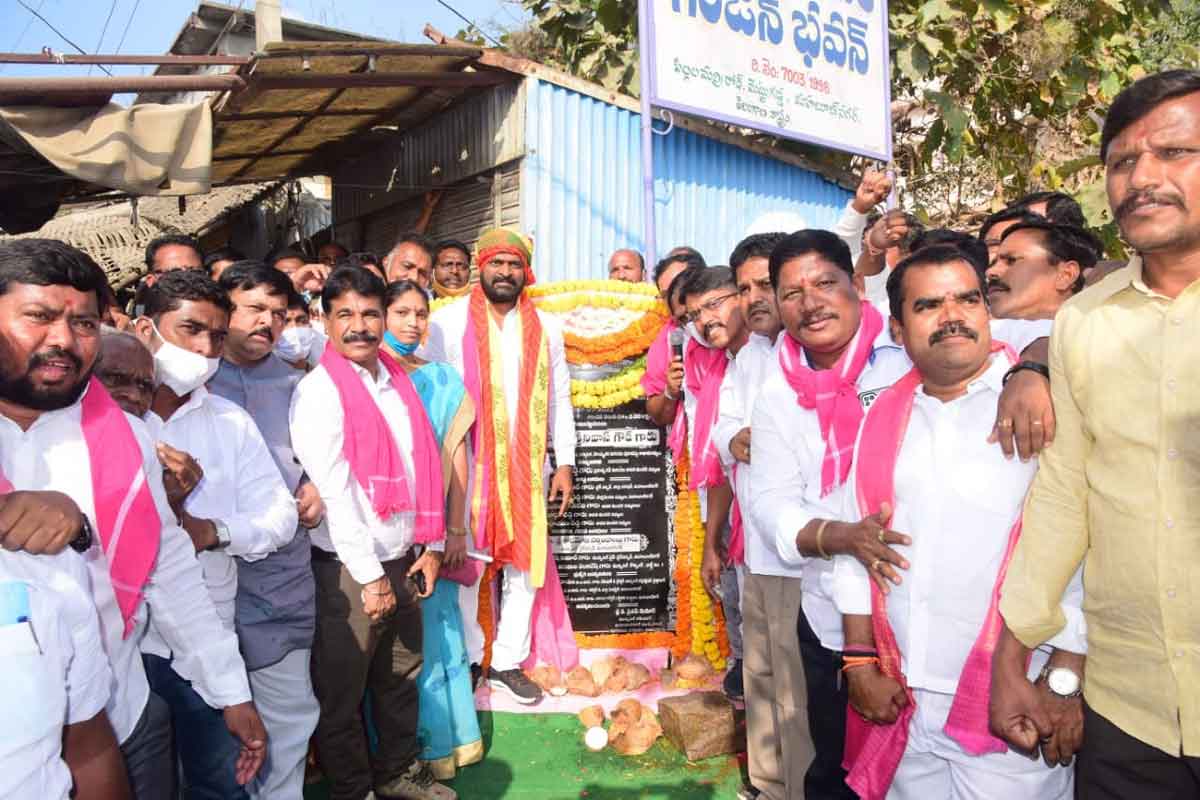 గిరిజనుల సంక్షేమానికి పెద్దపీట